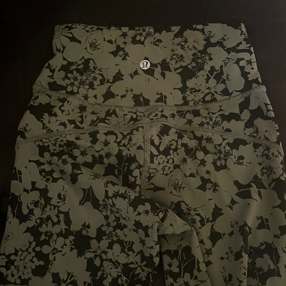 Lululemon Size 2 25” Leggings in Excellent Condition